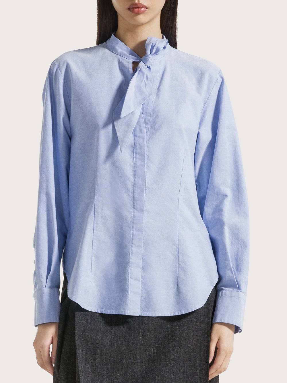 19.70 Camicia in cotone azzurro con fiocco