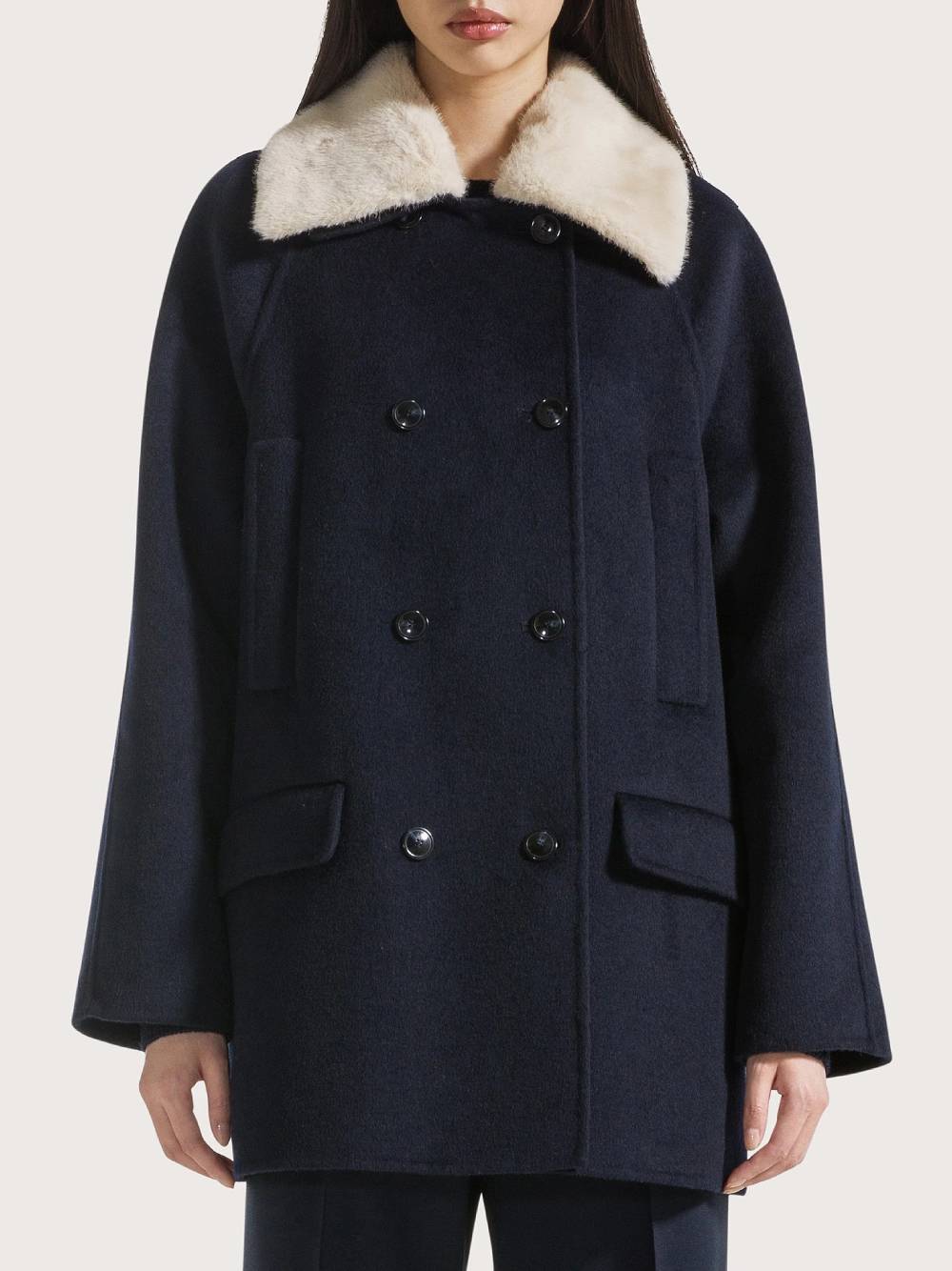 19.70 Cappotto corto doppiopetto blu navy con collo in ecopelliccia crema