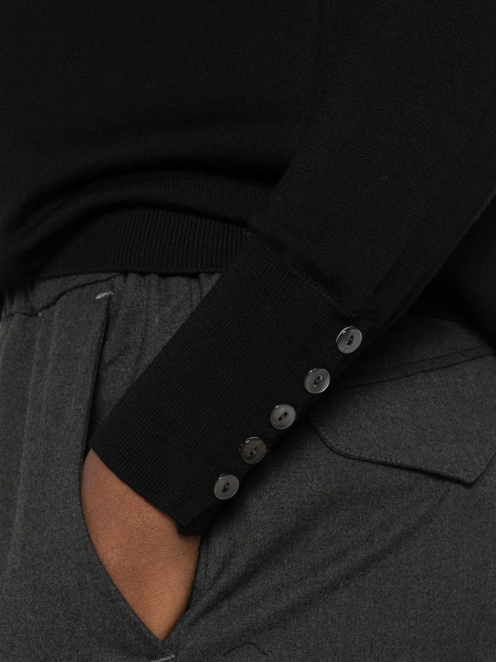 ALPHA STUDIO Maglia nera a collo alto in lana leggera