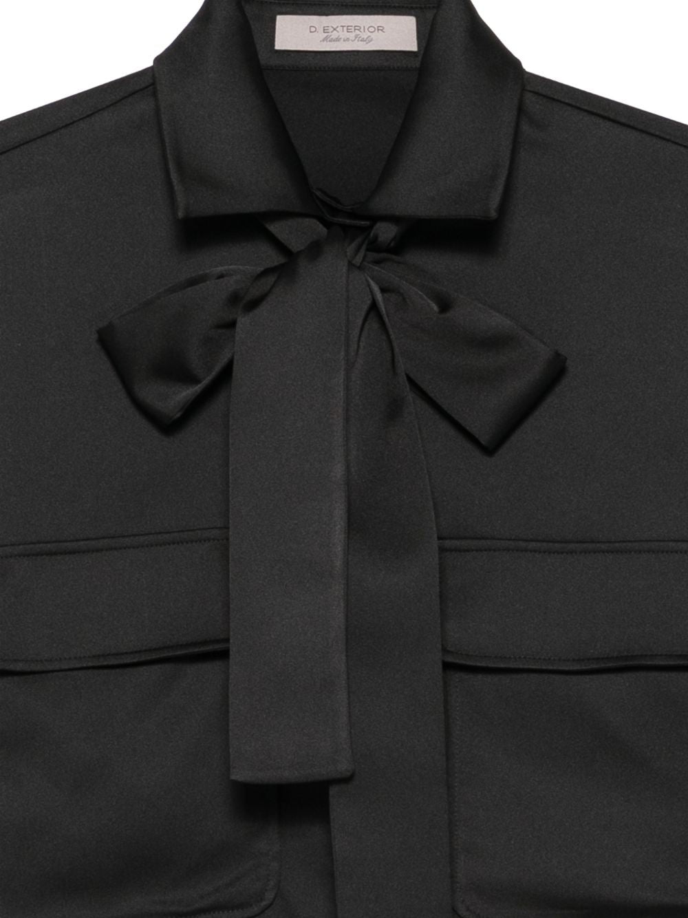 D EXTERIOR Camicia nera con fiocco al collo e tasche sul petto