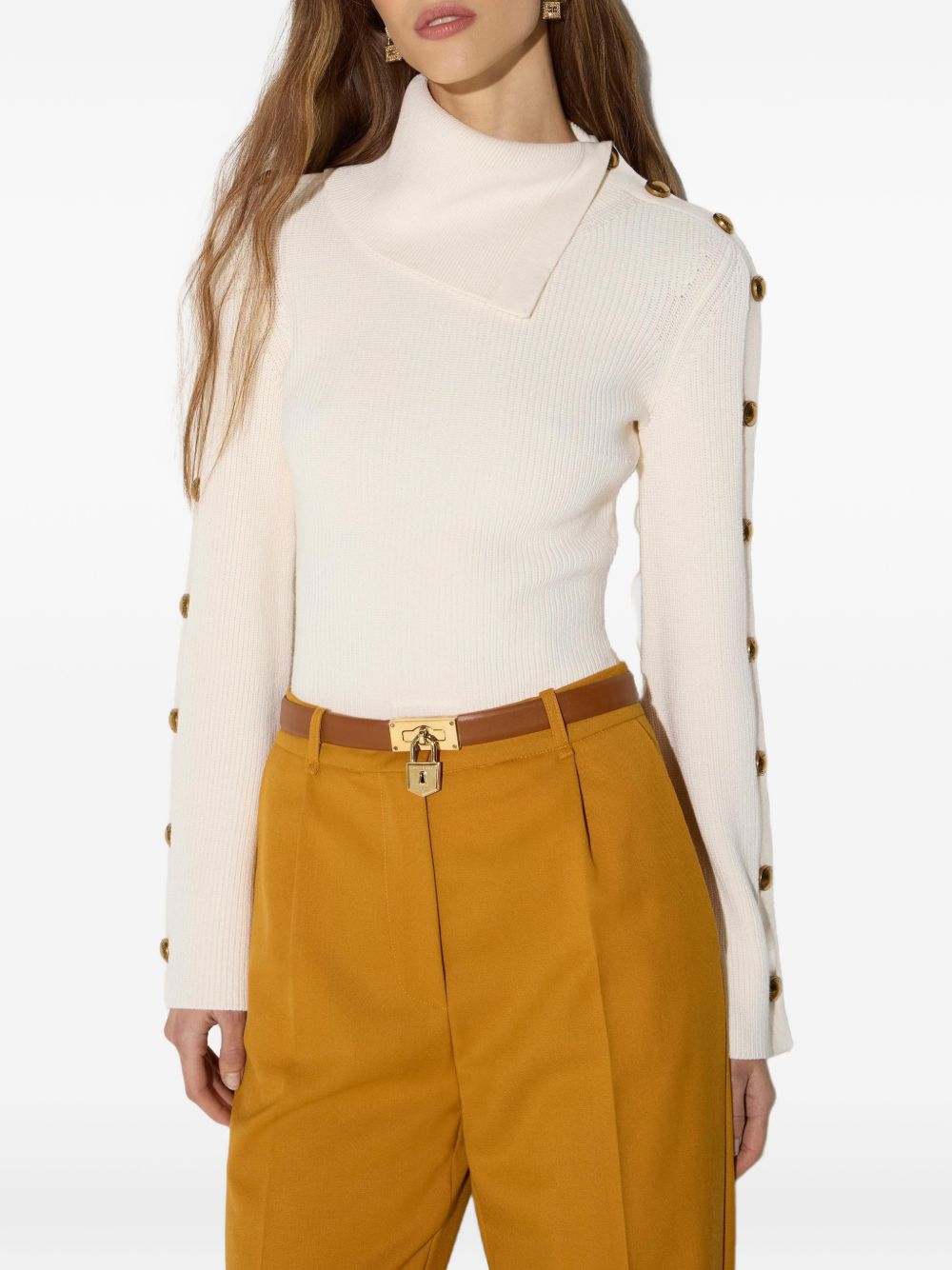 ELISABETTA FRANCHI Maglia a collo alto asimmetrico con bottoni dorati sulle maniche panna