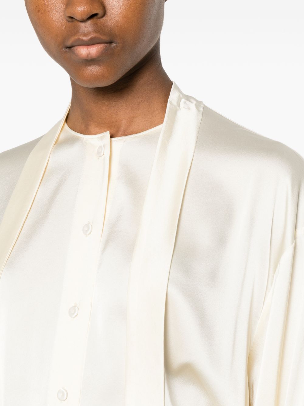 FORTE FORTE Camicia in seta color avorio con pussy bow al collo