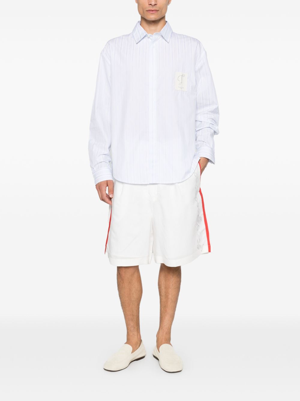 JACQUEMUS Camicia a righe sottili blu con taschino e logo ricamato bianca