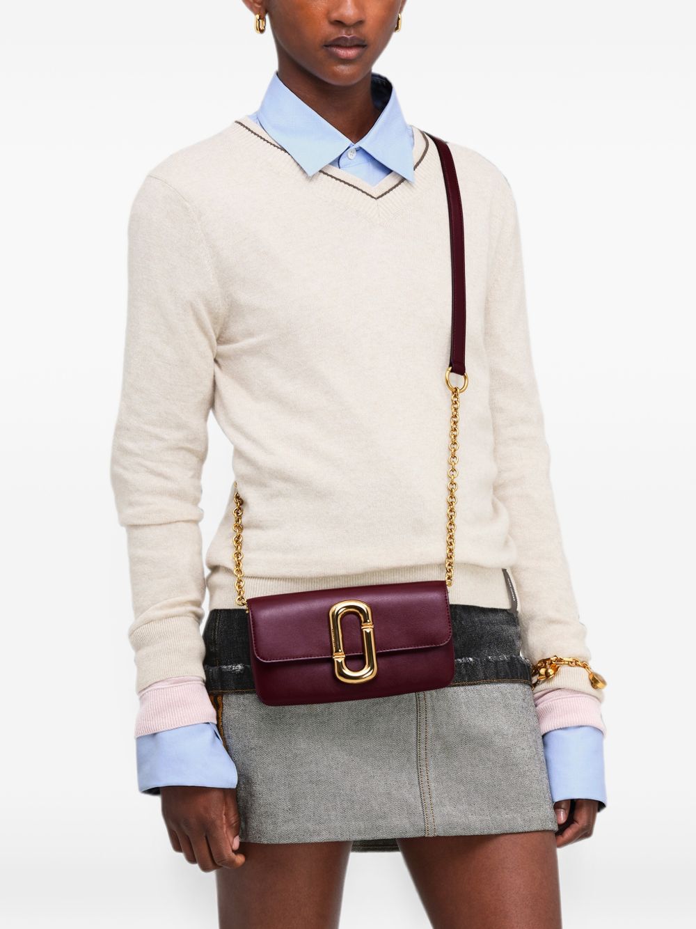 MARC JACOBS Clutch bordeaux in pelle con tracolla a catena e placca logo