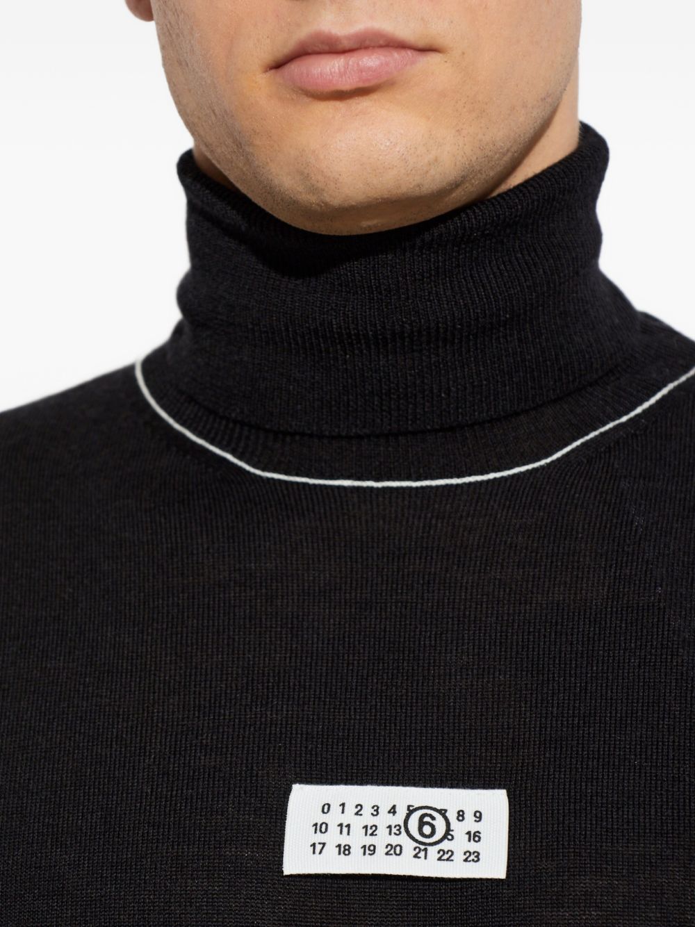 MM6 MAISON MARGIELA Dolcevita nero in maglia a coste con cuciture a contrasto e patch logo