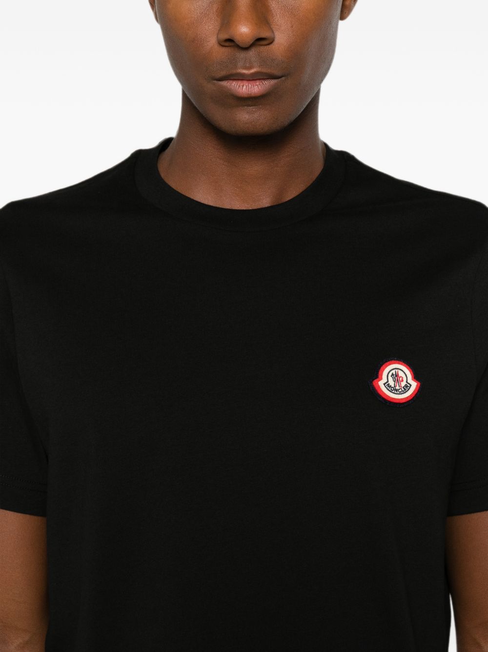 MONCLER T-shirt nera a maniche corte con logo sul petto