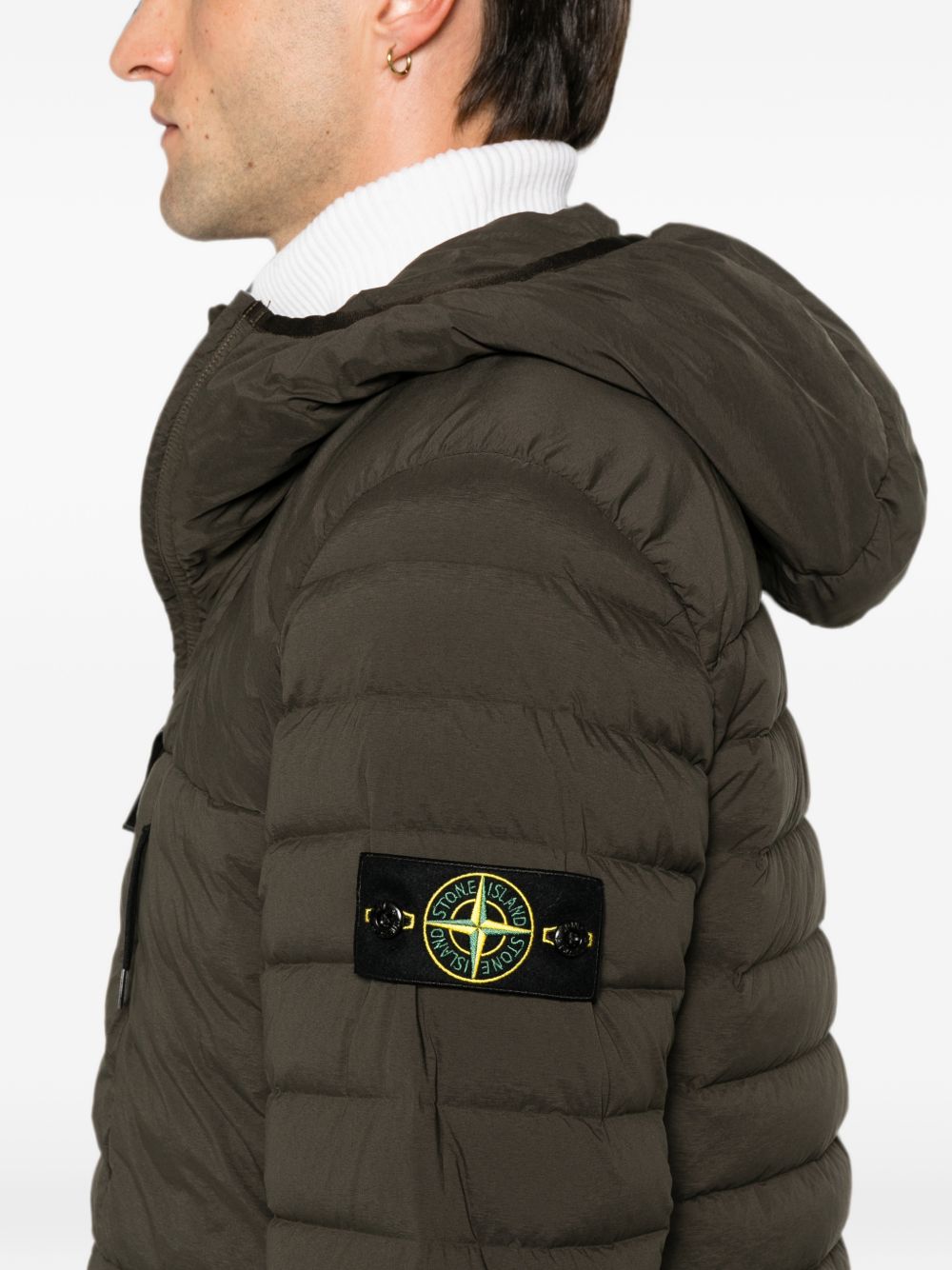 STONE ISLAND Piumino verde trapuntato con tasche e cappuccio