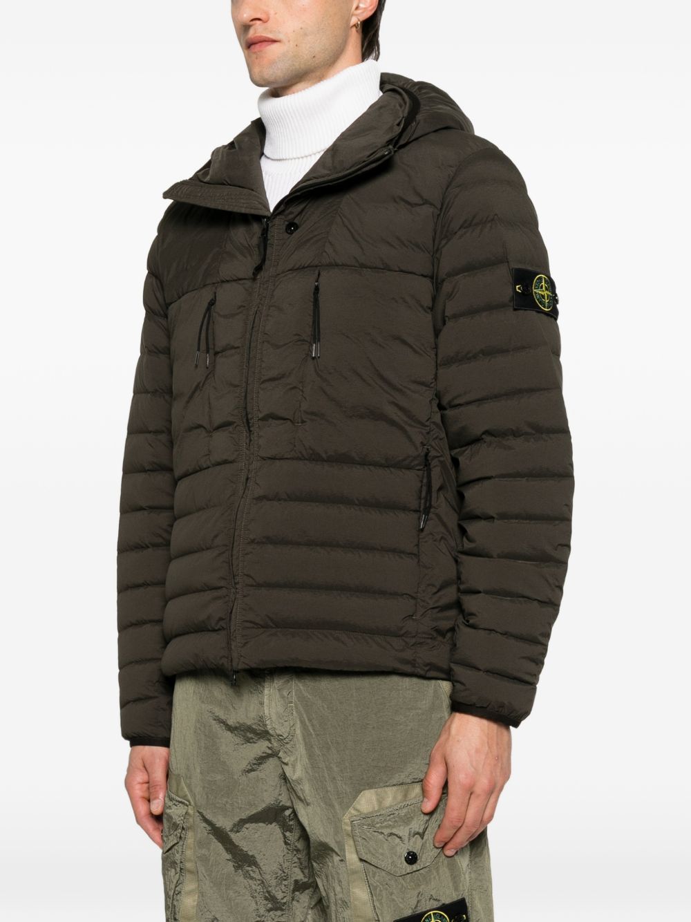 STONE ISLAND Piumino verde trapuntato con tasche e cappuccio