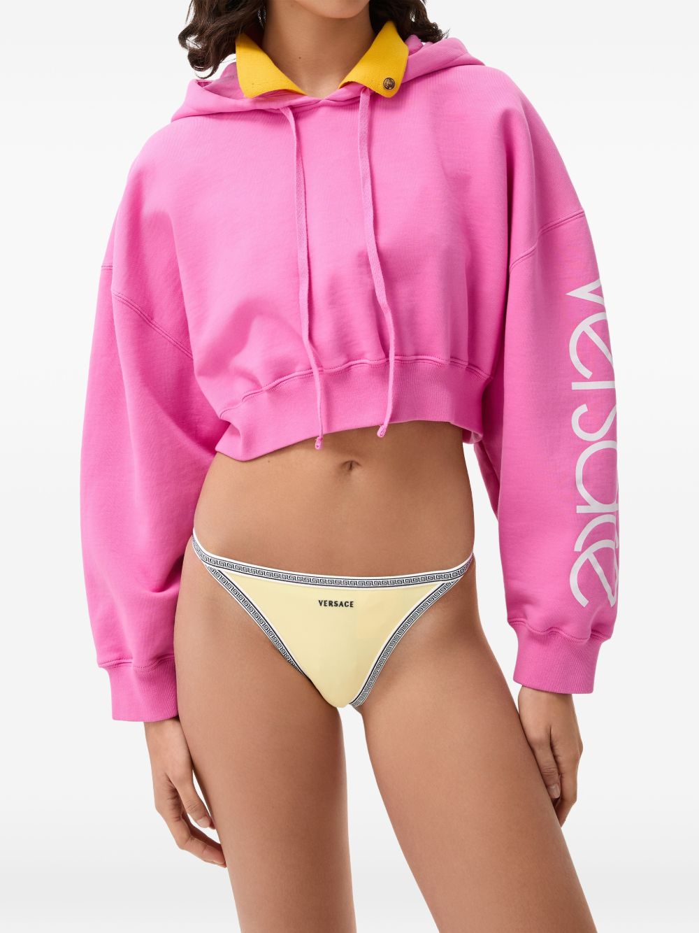 VERSACE Slip bikini giallo con bordo geometrico e logo