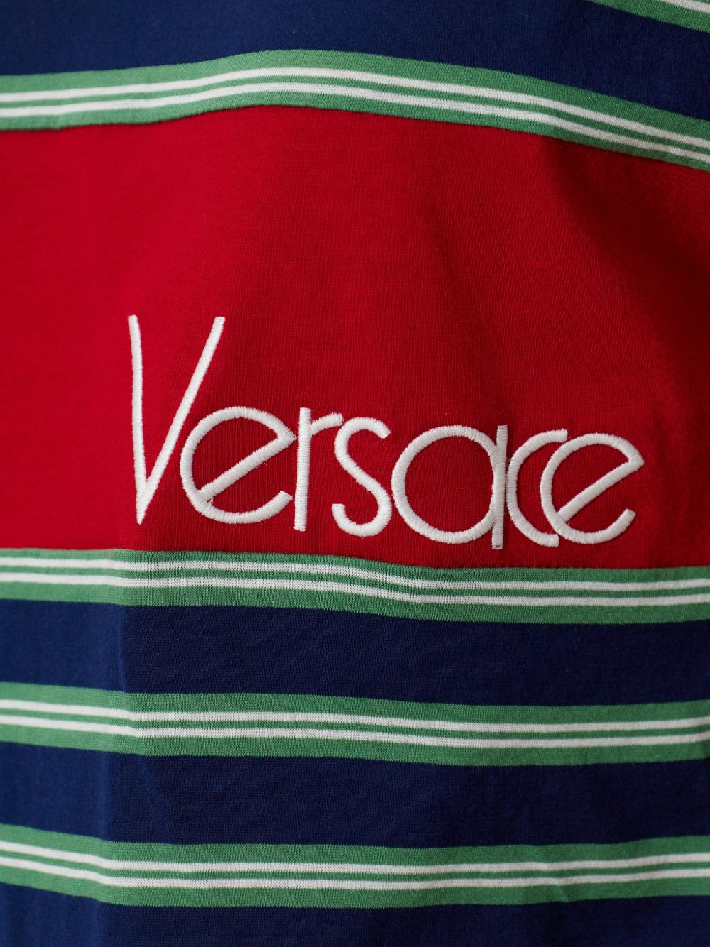 VERSACE T-shirt a righe in cotone con dettaglio rosso e logo ricamato