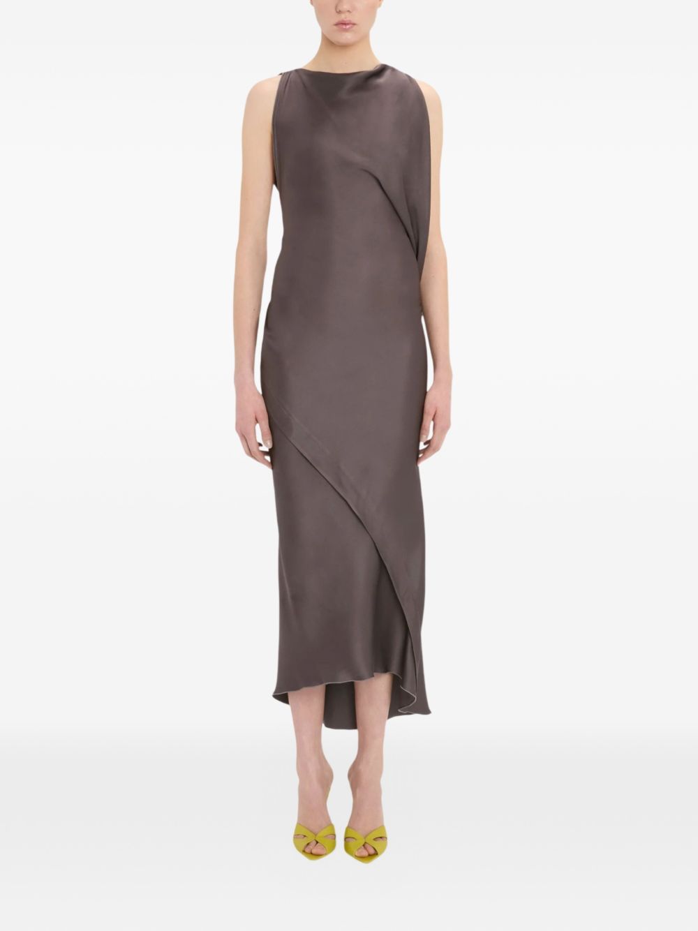 VICTORIA BECKHAM Abito midi Kyra in raso crêpe marrone con orlo asimmetrico