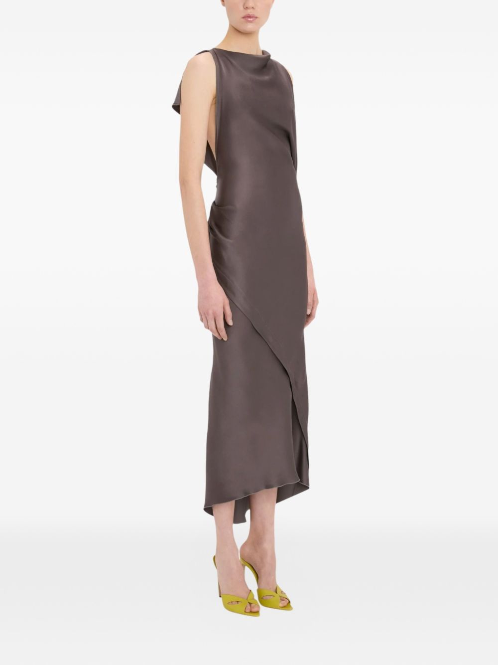 VICTORIA BECKHAM Abito midi Kyra in raso crêpe marrone con orlo asimmetrico
