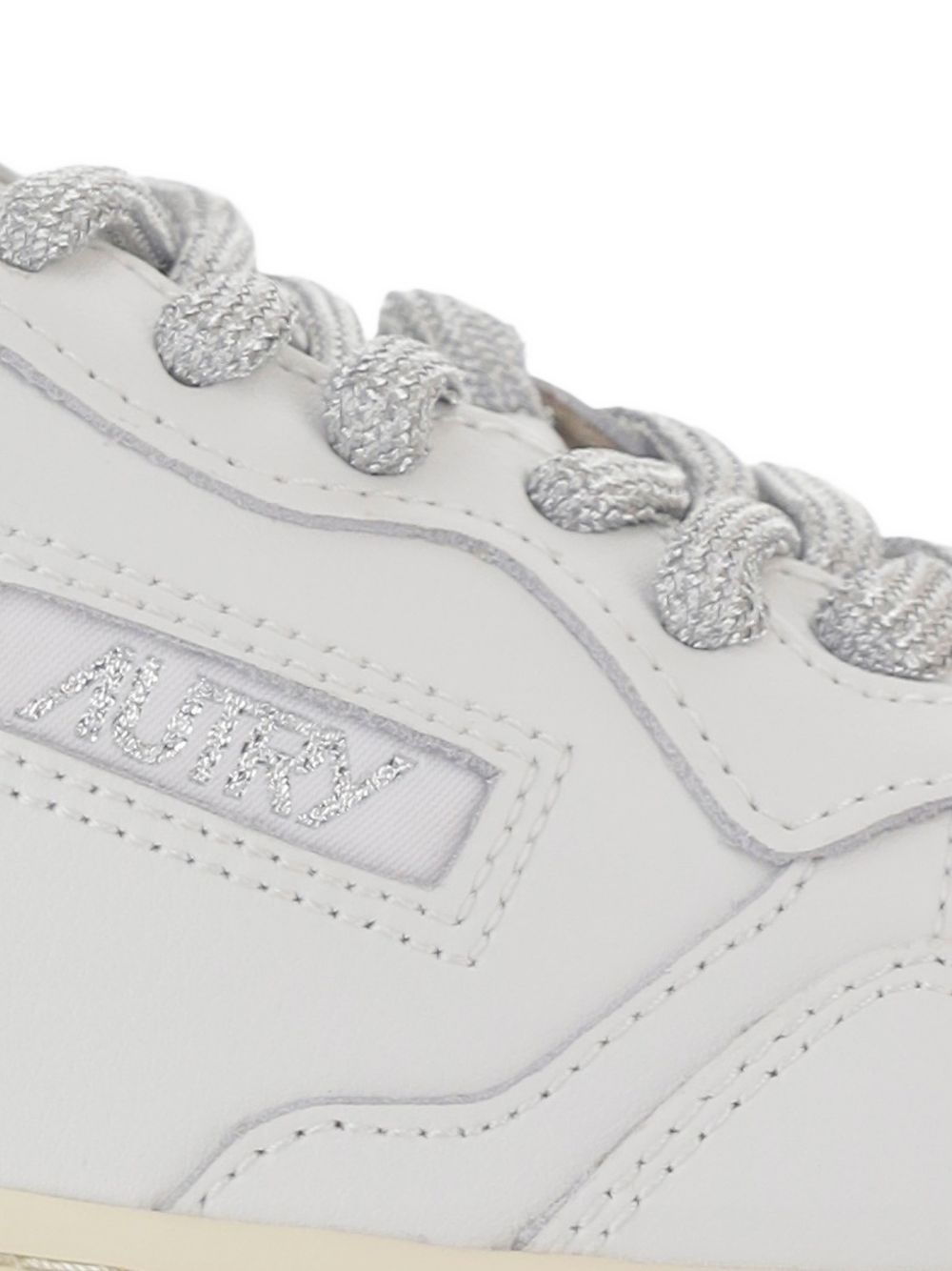AUTRY Sneakers 'Medalist' in pelle bianca con lacci dorati