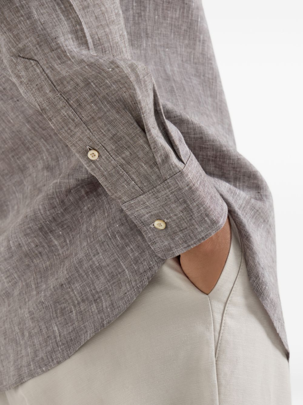 BRUNELLO CUCINELLI Camicia marrone nocciola in lino con chiusura a bottoni
