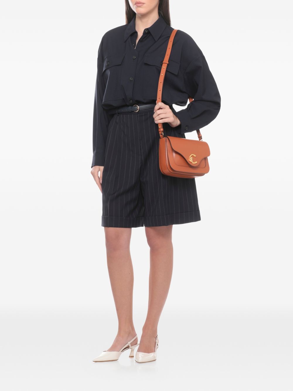 COCCINELLE Borsa a tracolla in pelle marrone con placca logo