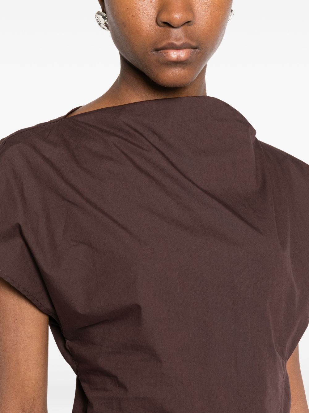 SOEUR T-shirt marrone con taglio asimmetrico
