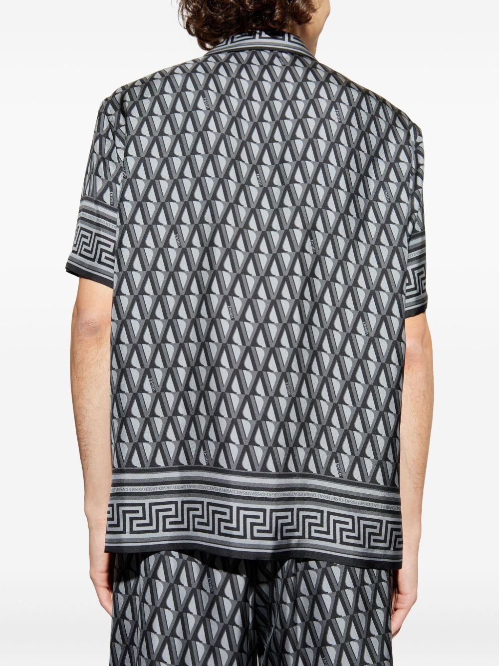 VERSACE Camicia in seta grigio e nera con motivo monogram