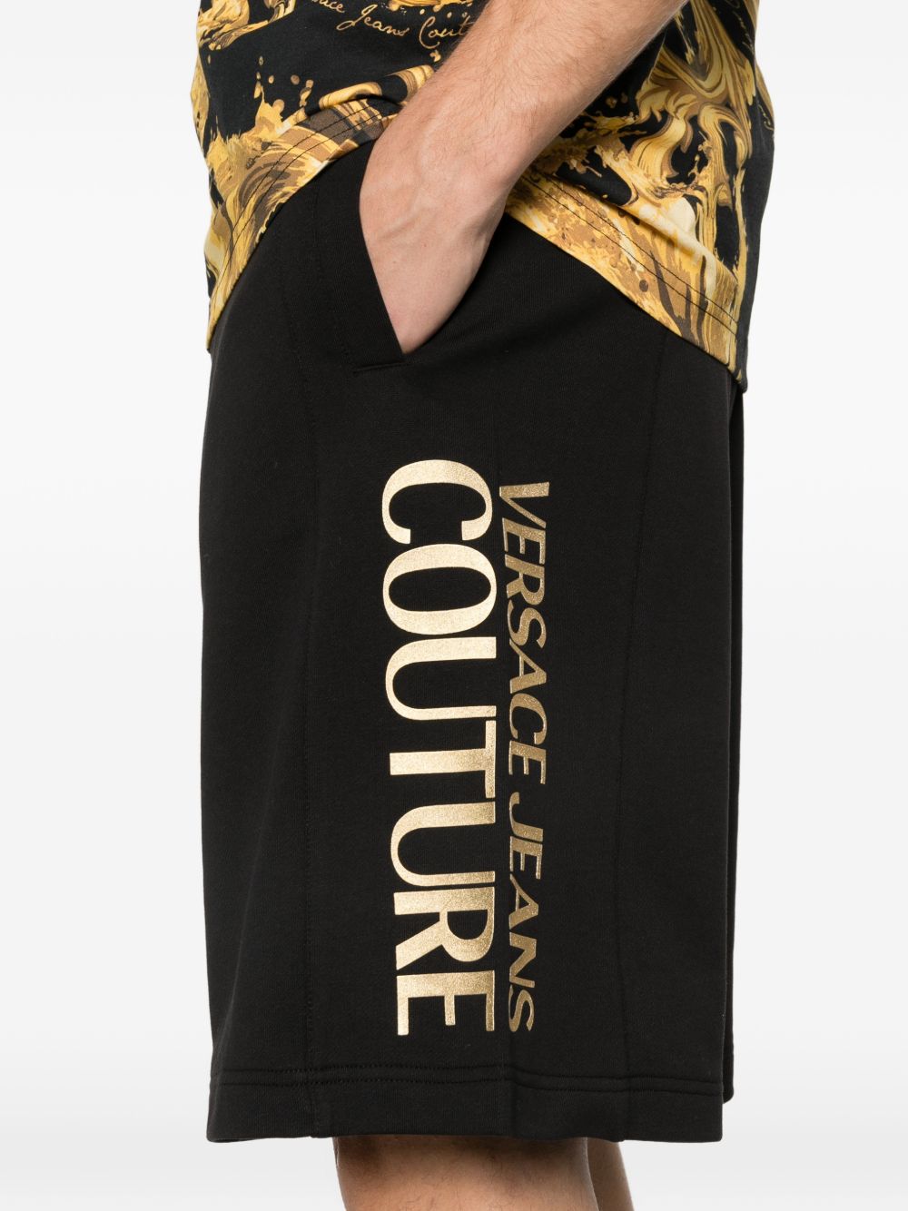 VERSACE JEANS COUTURE Short in cotone nero con logo oro