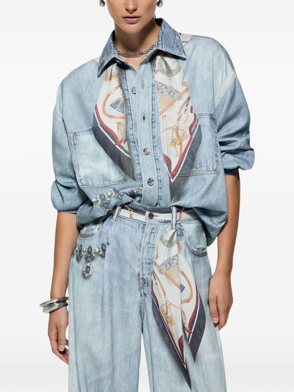 LIUJO Capsule Gigi Hadid Camicia in Denim con Stampa Digitale, Charm e Foulard