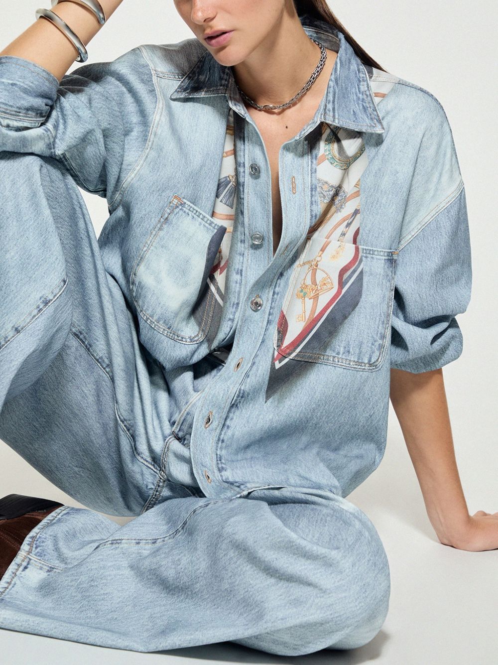 LIUJO Capsule Gigi Hadid Camicia in Denim con Stampa Digitale, Charm e Foulard