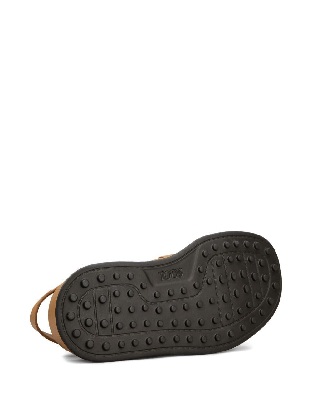 TODS Sandali in pelle marrone con fibbia dorata