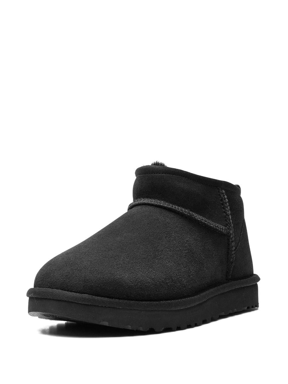 UGG Stivaletti 'Classic Ultra Mini' in pelle nera