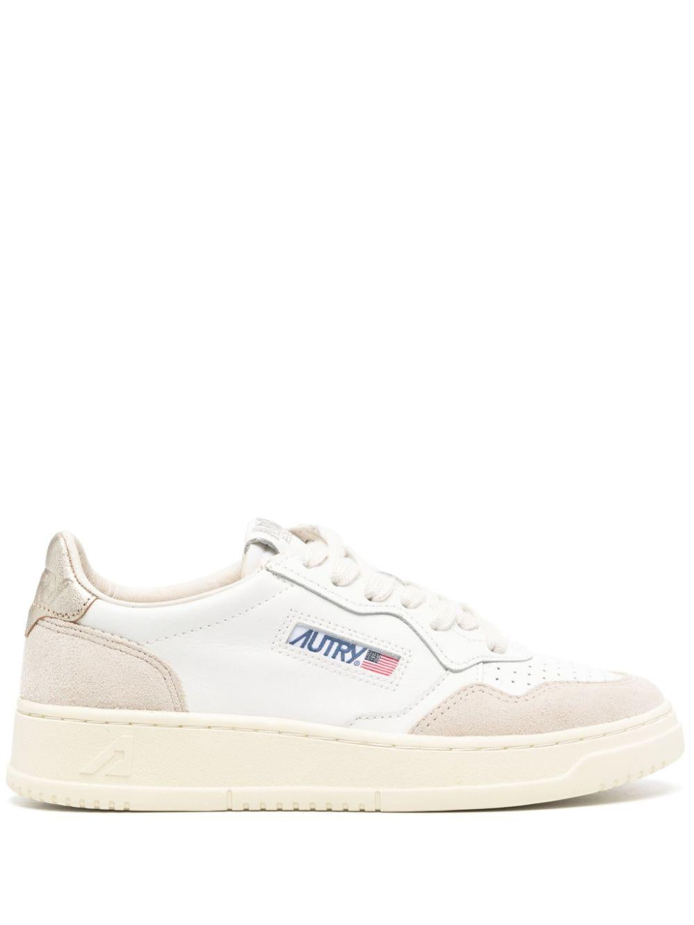 AUTRY Sneakers 'Medalist Low' in pelle bianca con tallone oro