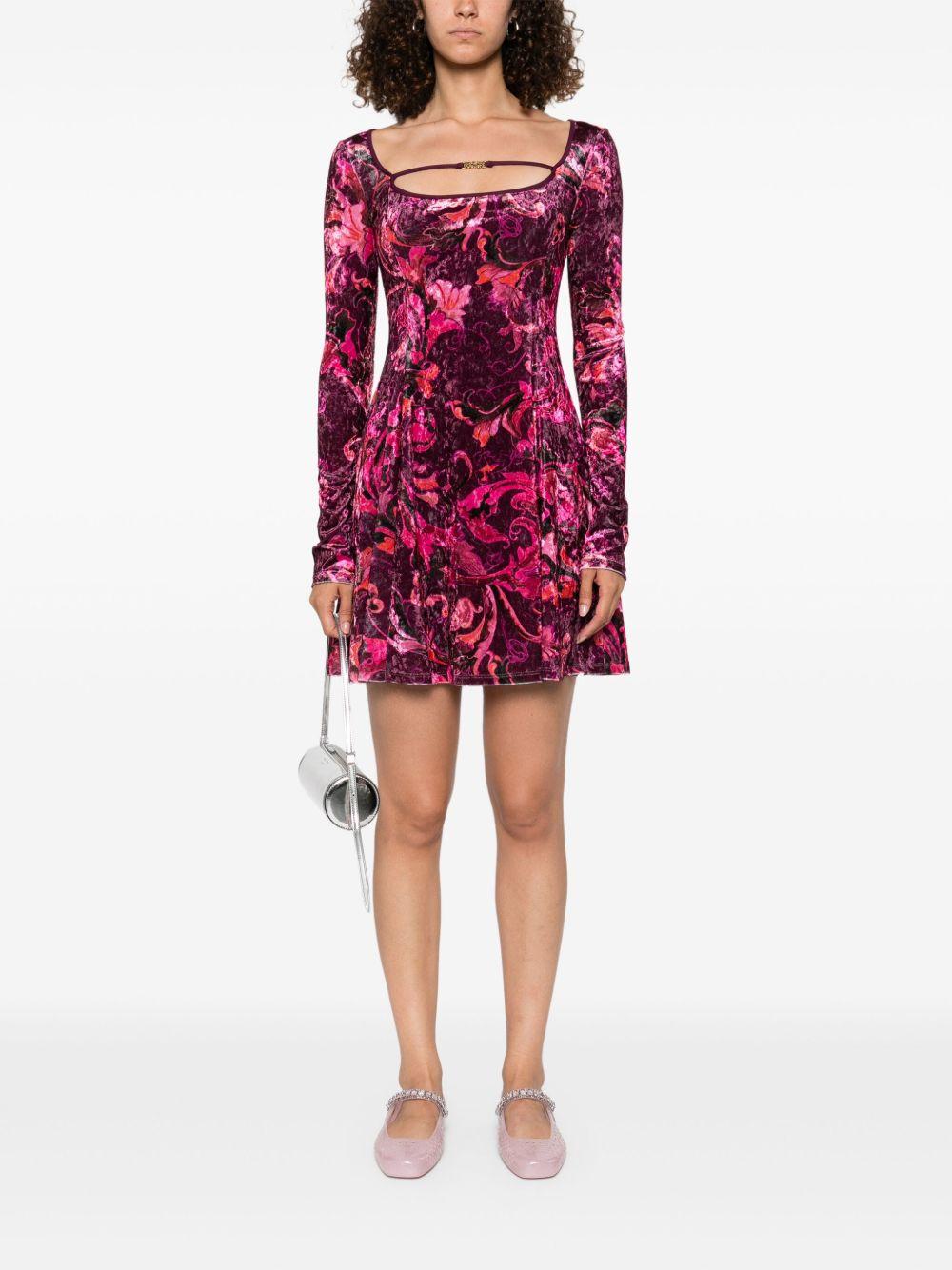 VERSACE JEANS COUTURE Abito corto bordeaux con stampa barocca