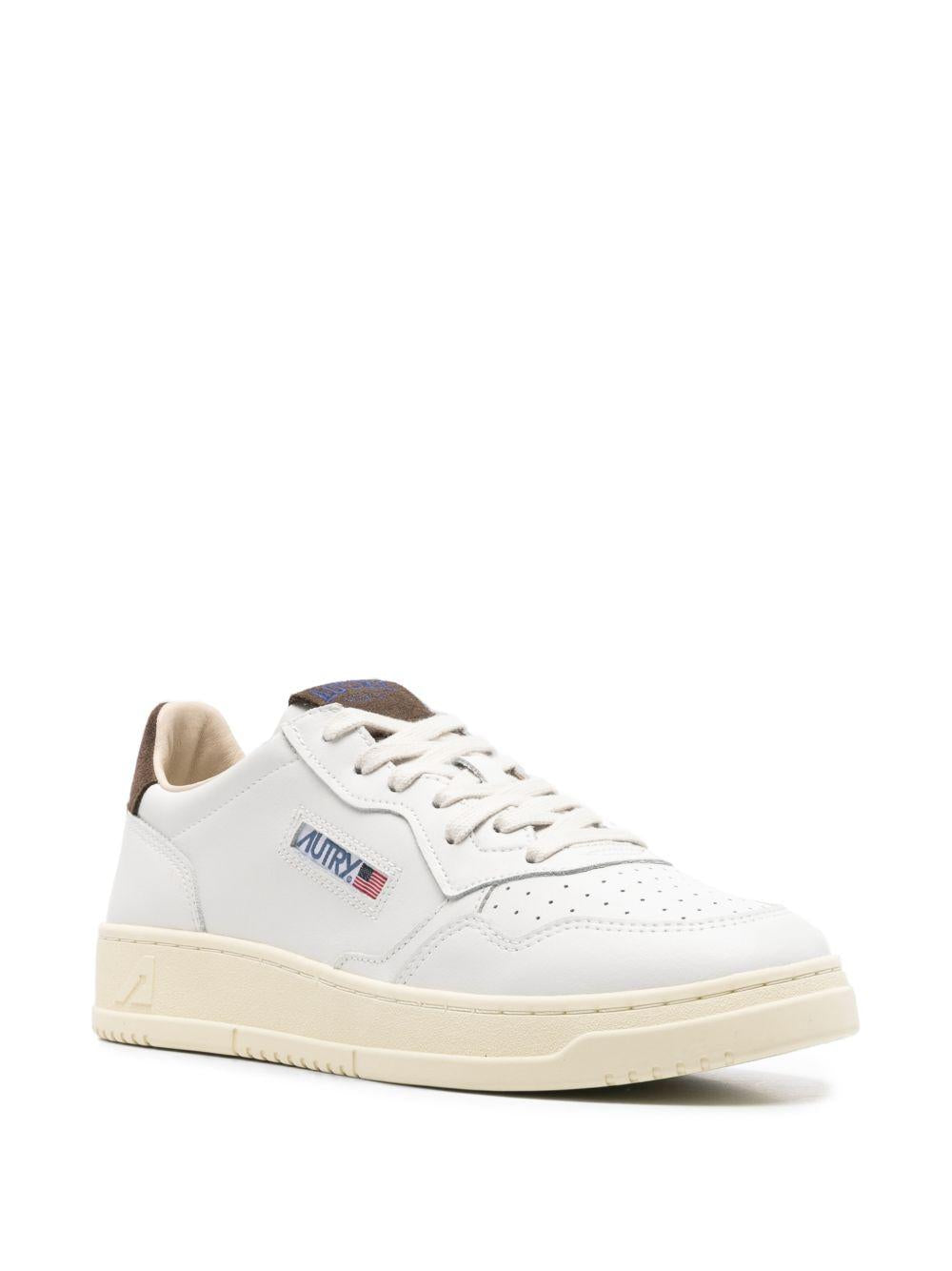 AUTRY Sneakers Medalist in pelle bianca con dettaglio marrone