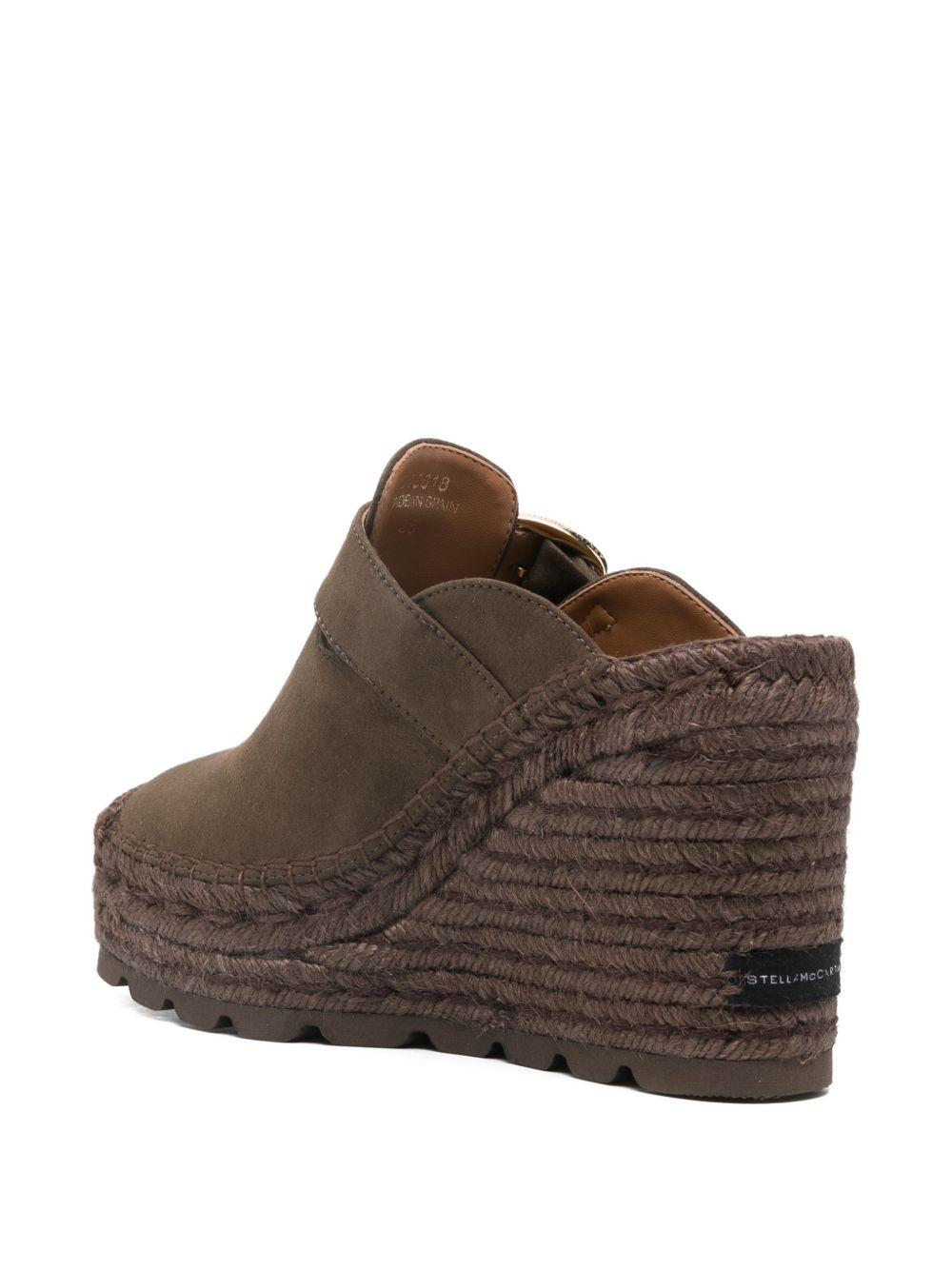 STELLA MCCARTNEY Mules marroni con fibbia e zeppa