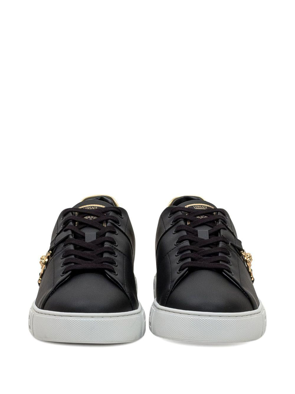 VERSACE Sneakers nere con logo e dettagli dorati