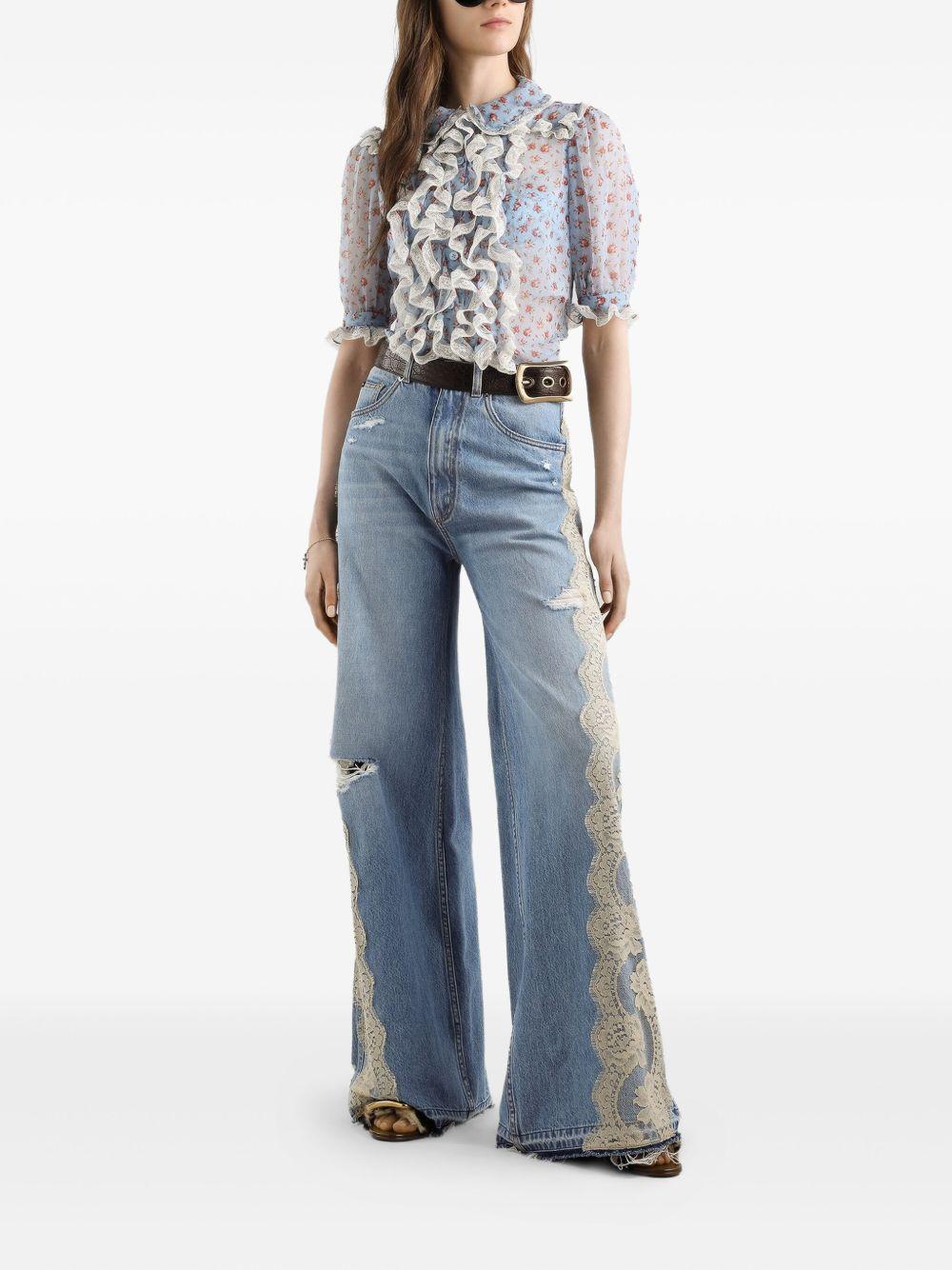 DOLCE e GABBANA Jeans lunghi con strappo e pizzo bianco