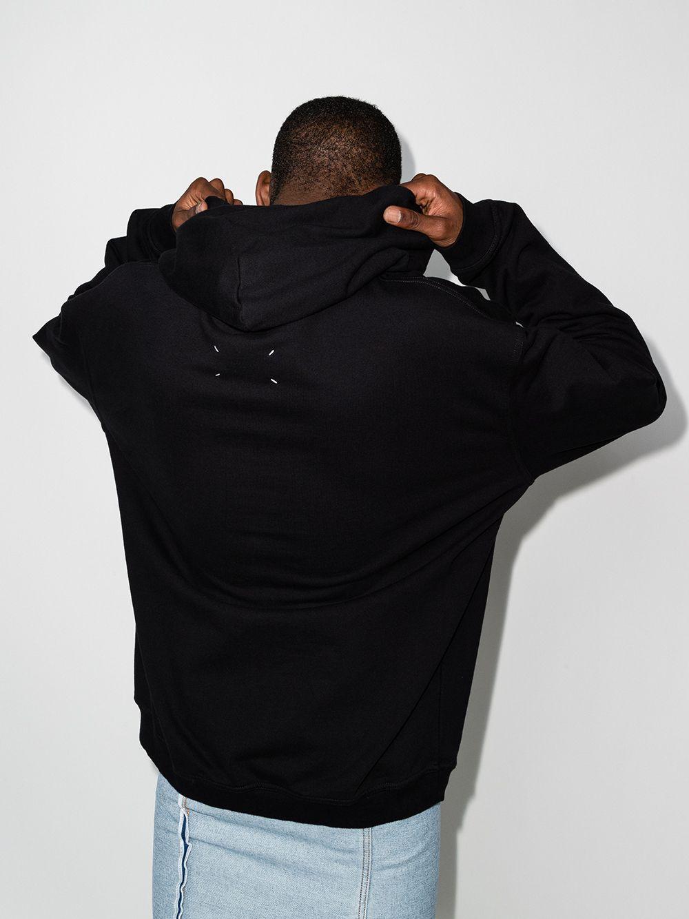 MAISON MARGIELA Felpa in cotone nero con cappuccio e logo bianco