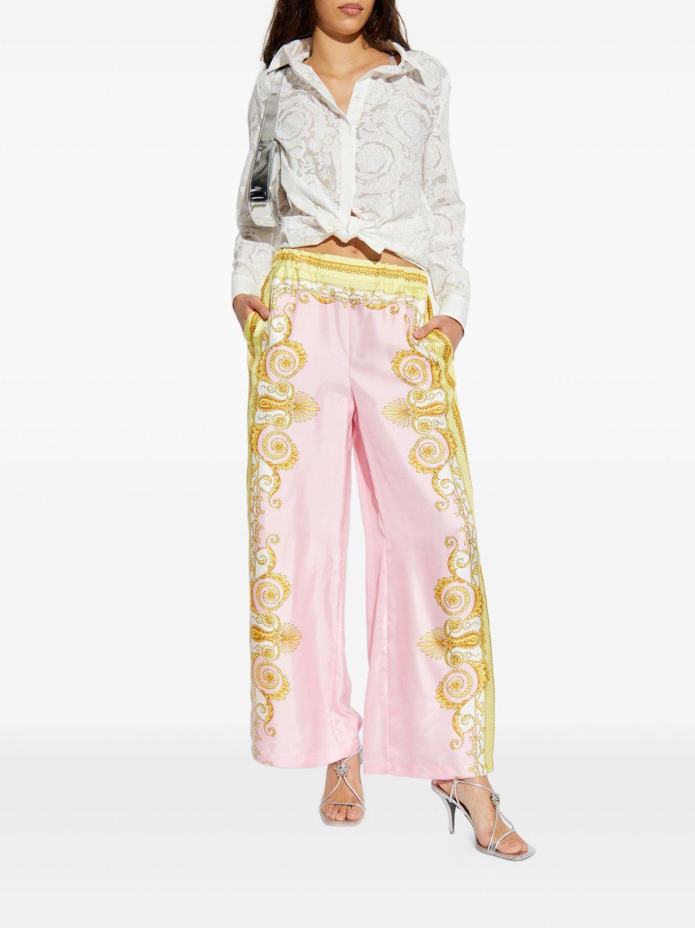 VERSACE Pantaloni in seta con stampa barocca rosa e oro