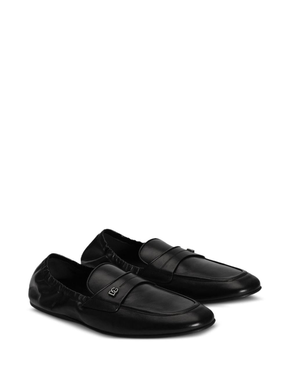 DOLCE e GABBANA Pantofola slip-on in pelle nera con morsetto logo