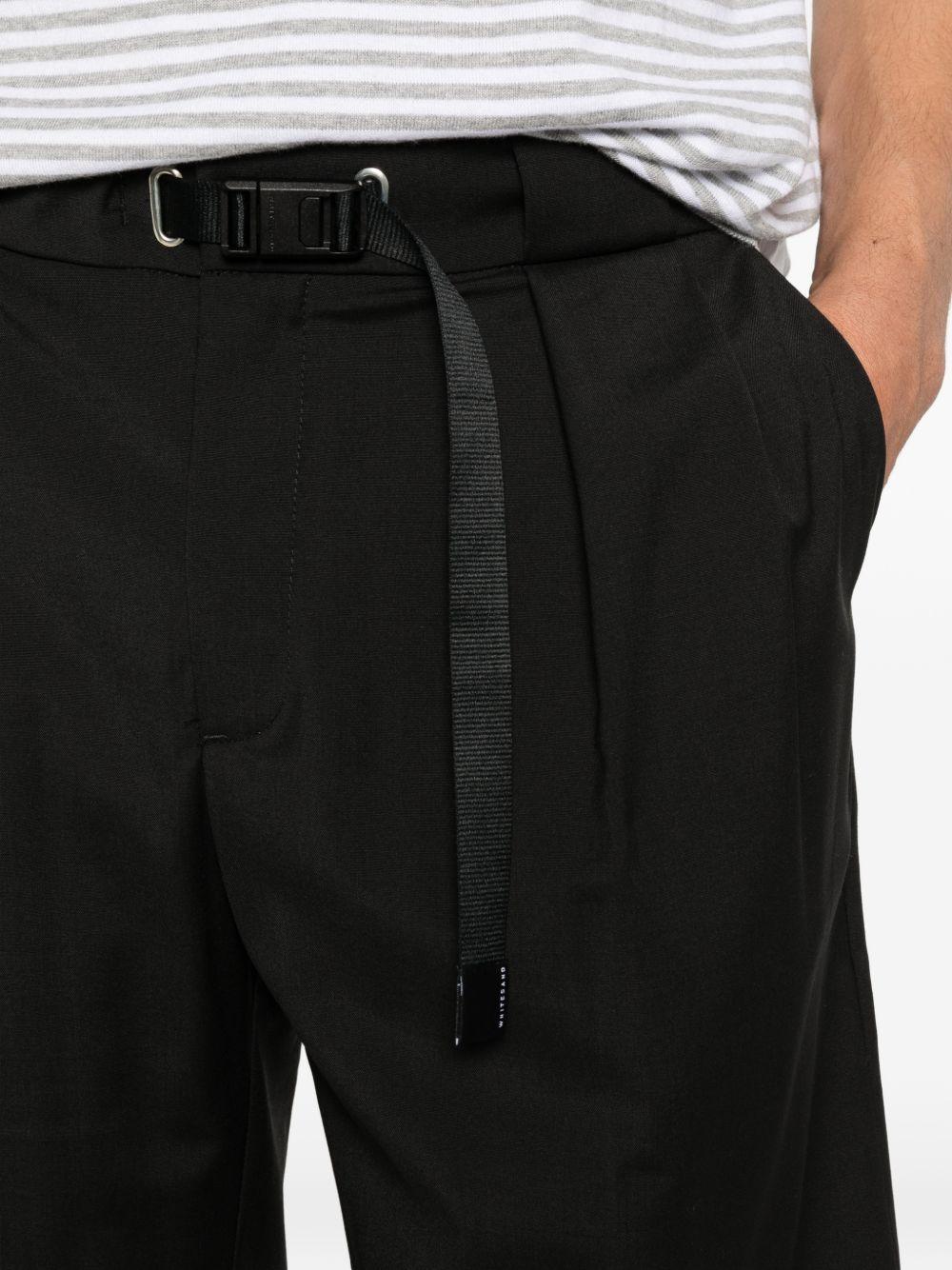 WHITE SAND Bermuda neri con cintura in vita