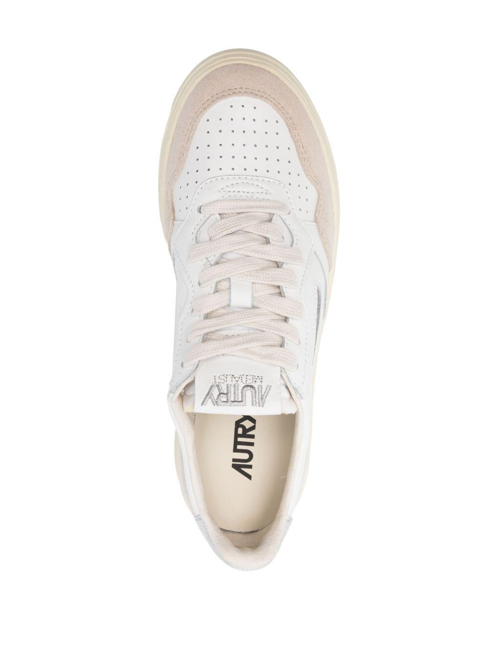 AUTRY Sneakers 'Medalist' in pelle di vitello bianca e argento