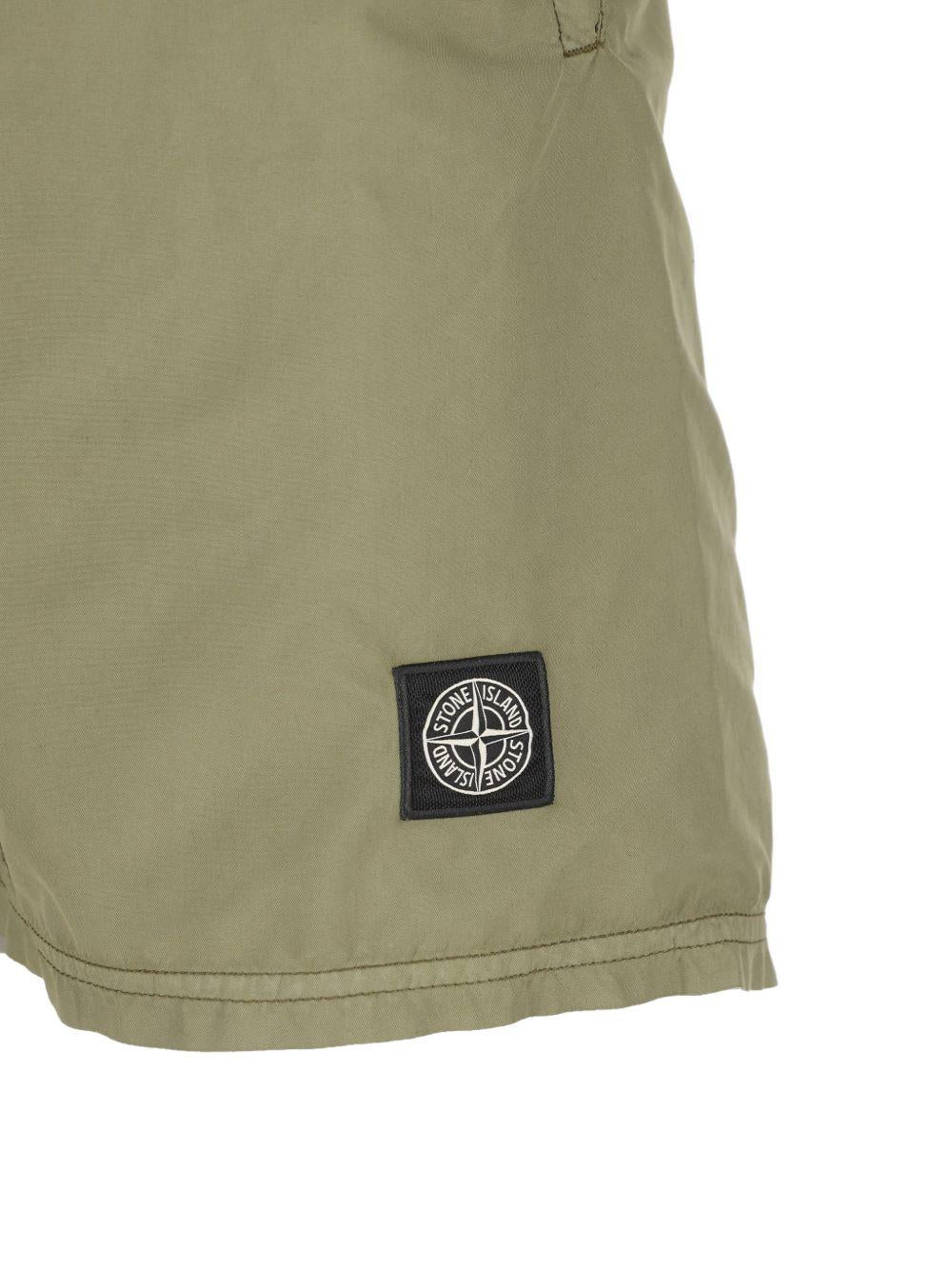 STONE ISLAND Costume verde con patch logo nero