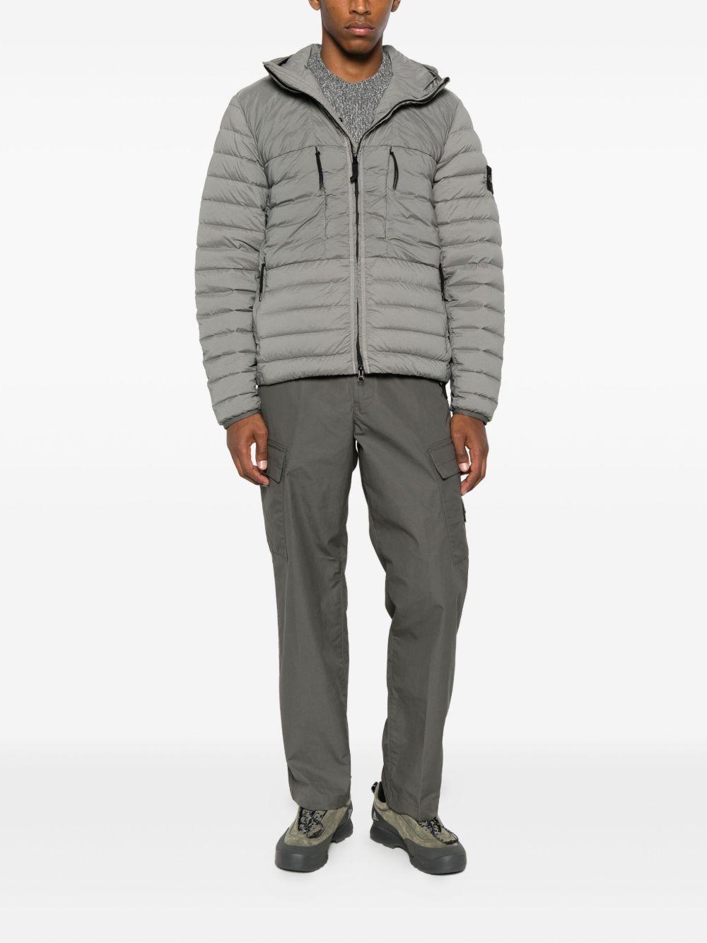 STONE ISLAND Piumino corto con patch logo