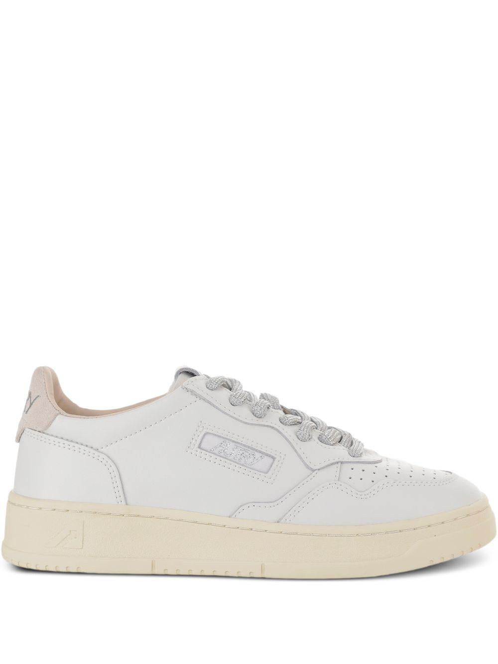 AUTRY Sneakers 'Medalist' in pelle bianca con lacci dorati