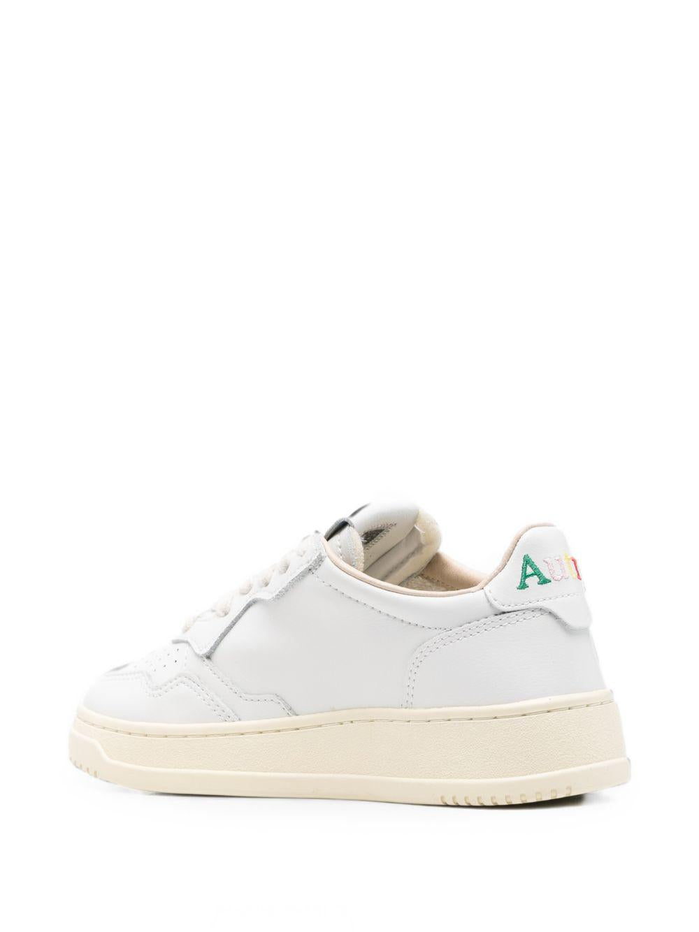 AUTRY Sneakers Medalist in pelle bianca con logo arcobaleno sul tallone