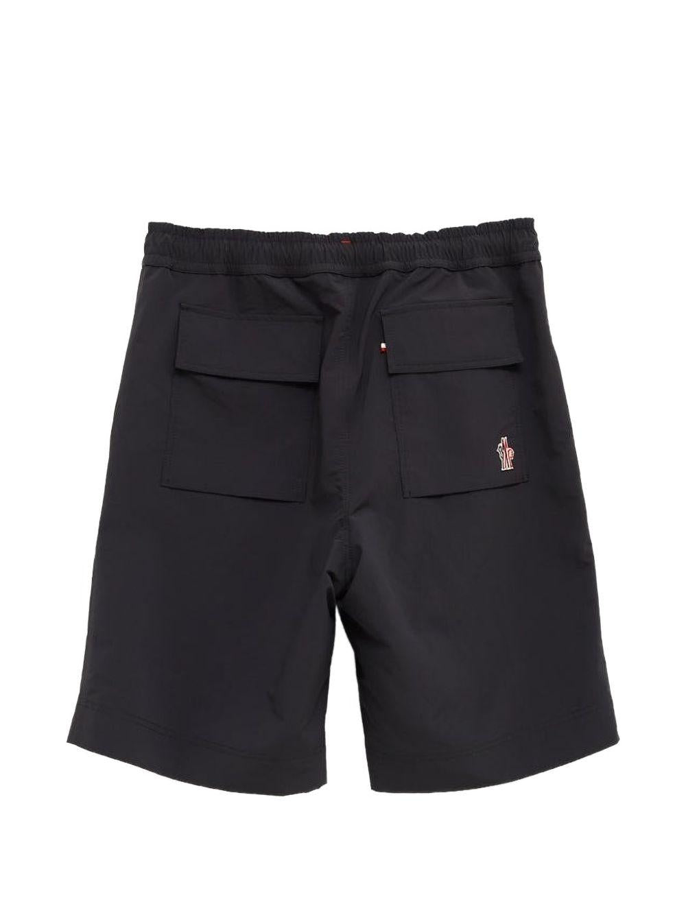 MONCLER GRENOBLE Shorts neri con vita elasticizzata e coulisse