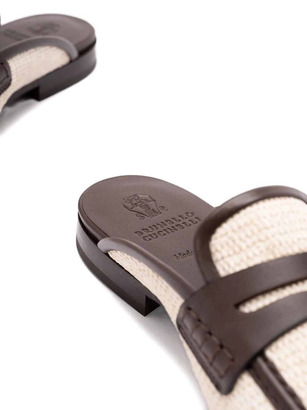 BRUNELLO CUCINELLI Mules in rafia beige con inserti in pelle marrone