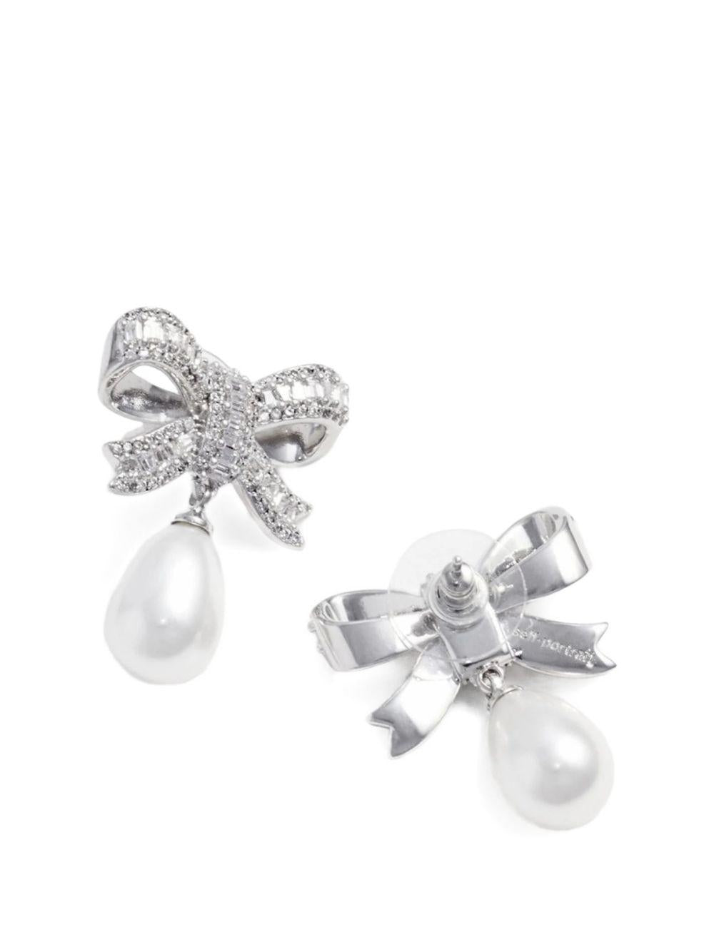 SELF PORTRAIT Orecchini a lobo con fiocco argento e perla pendente