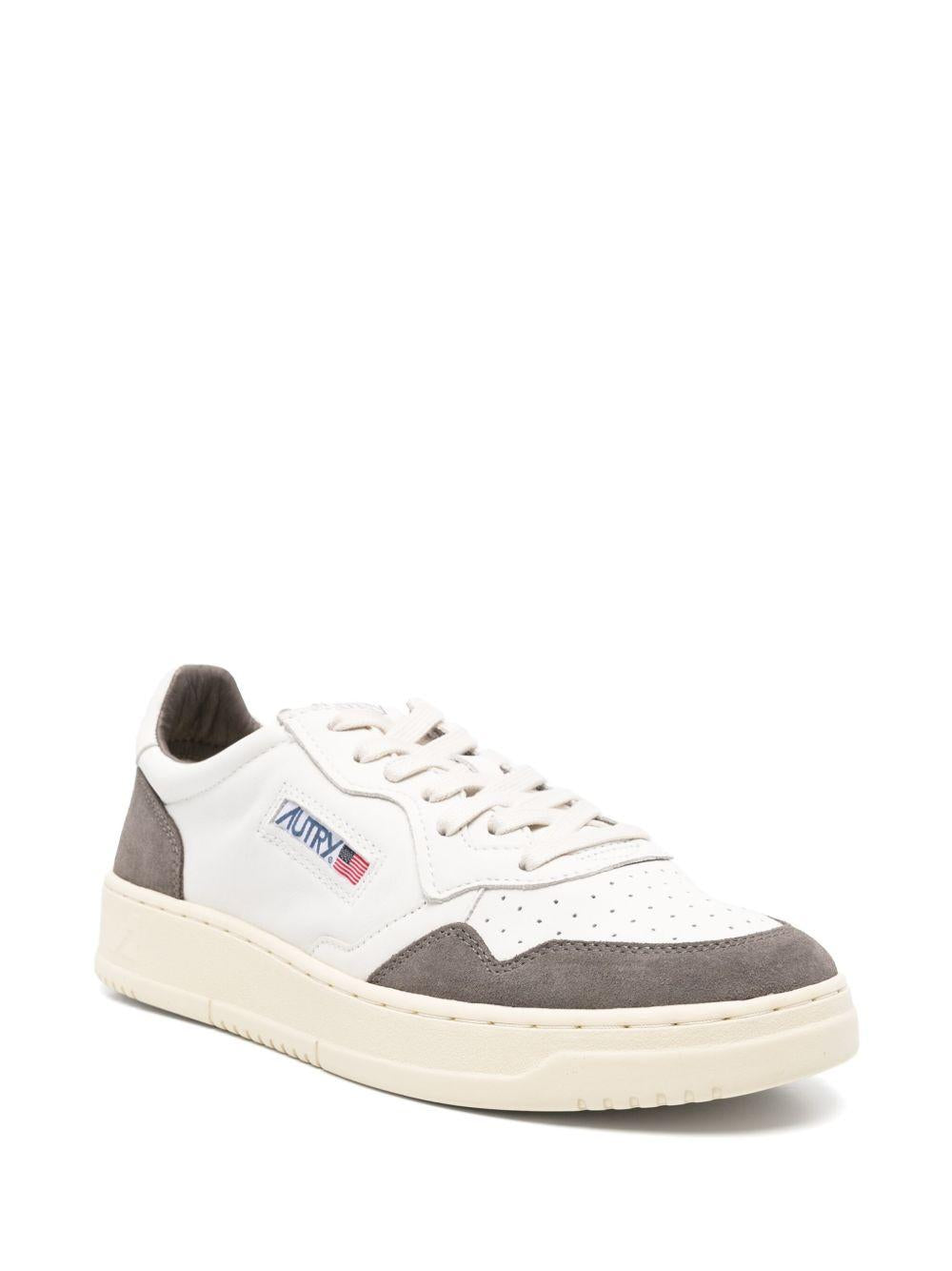 AUTRY Sneakers 'Medalist' in pelle bianca e camoscio grigio