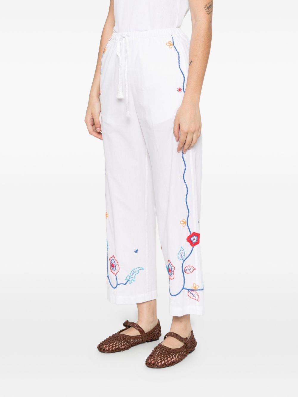 FORTE FORTE Pantaloni in cotone bianco con ricami floreali colorati