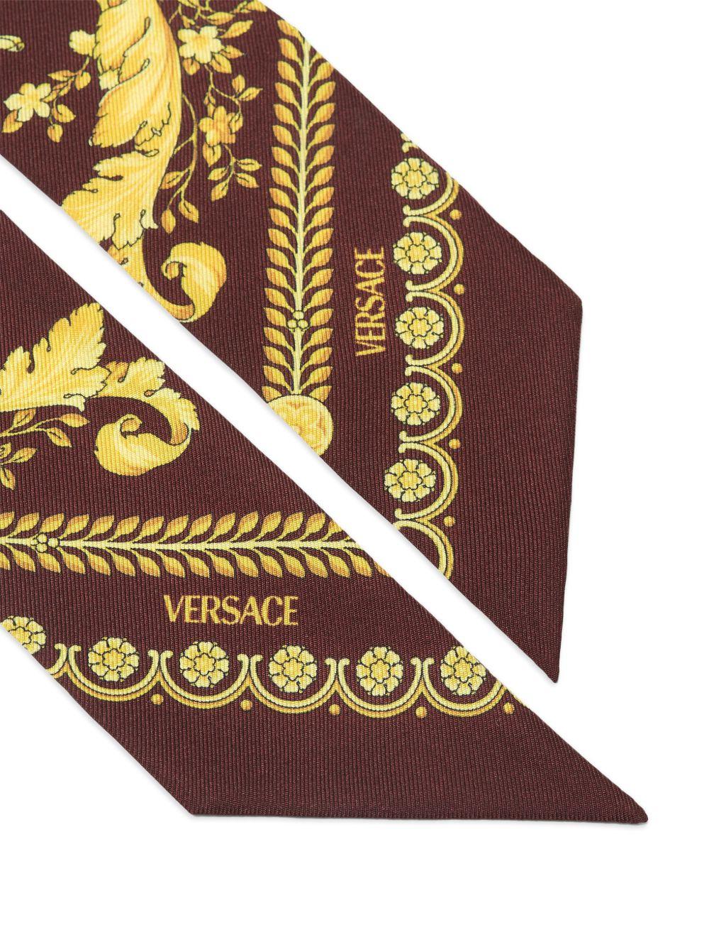 VERSACE Foulard in seta con stampa Barocca bordeaux e oro