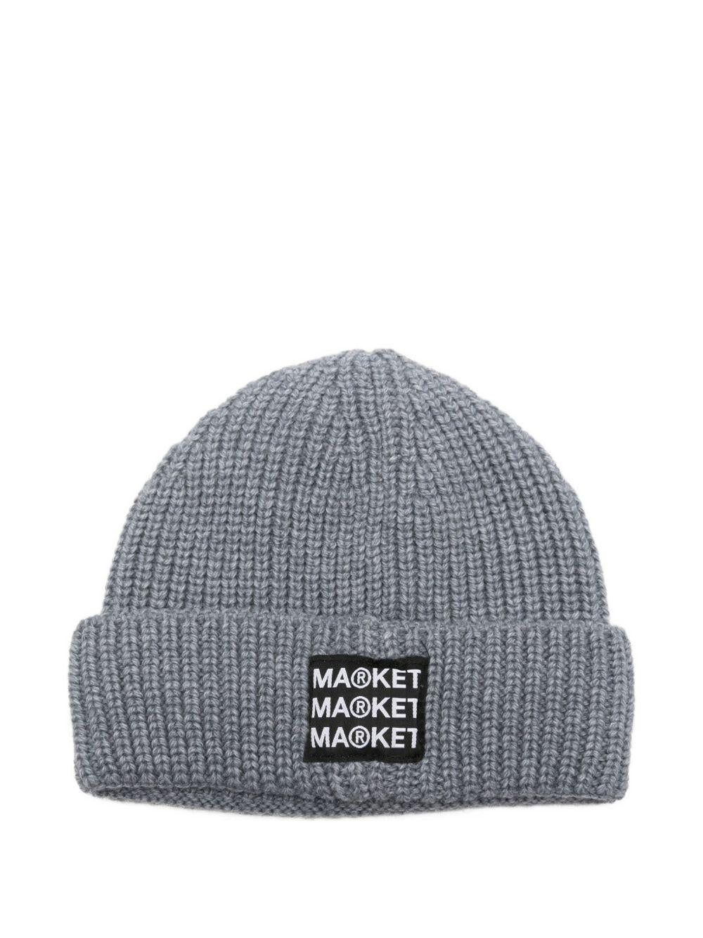 MARKET Berretto a coste con ricamo