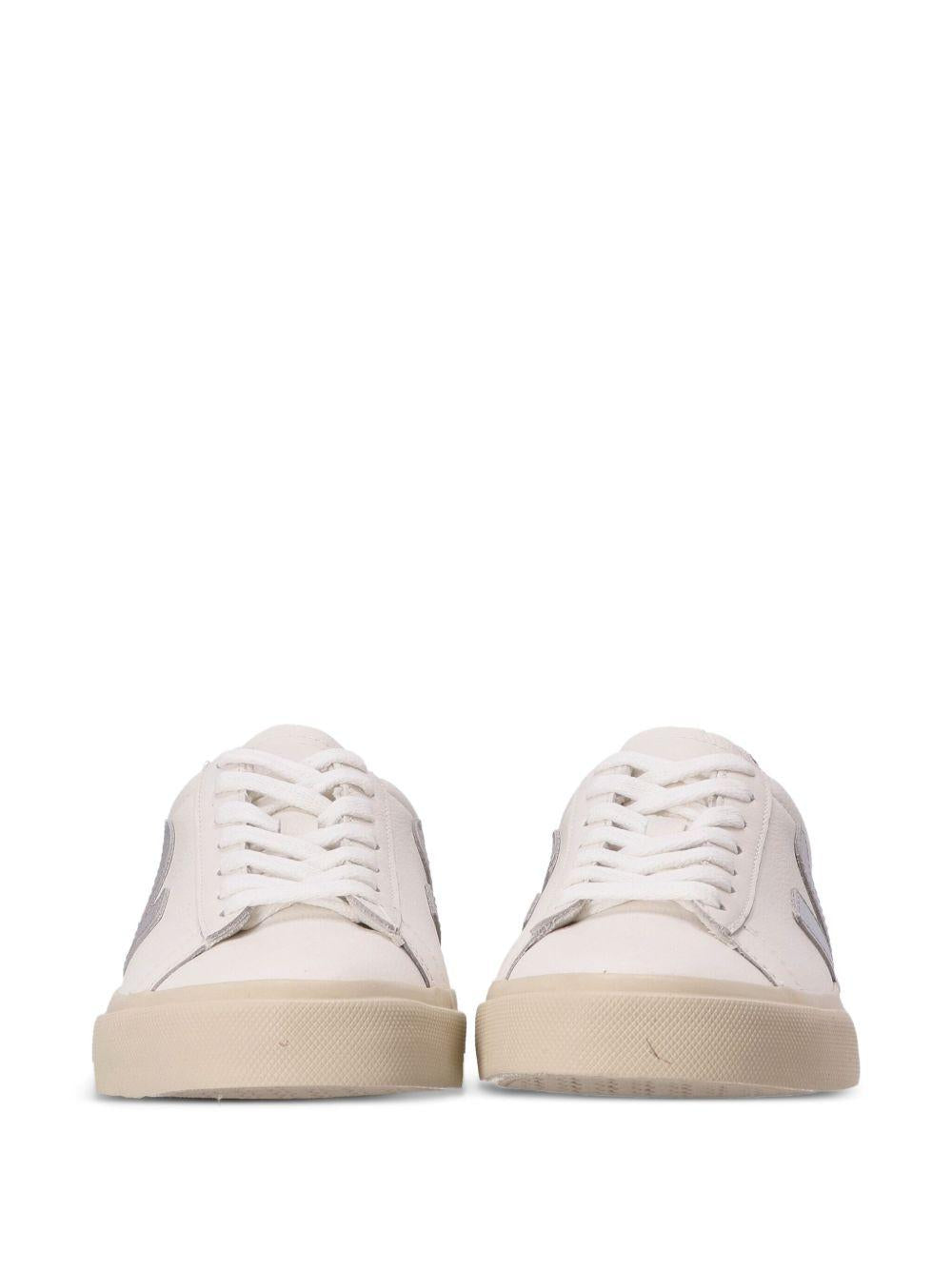 VEJA Sneakers con lacci bianche argento e fucsia