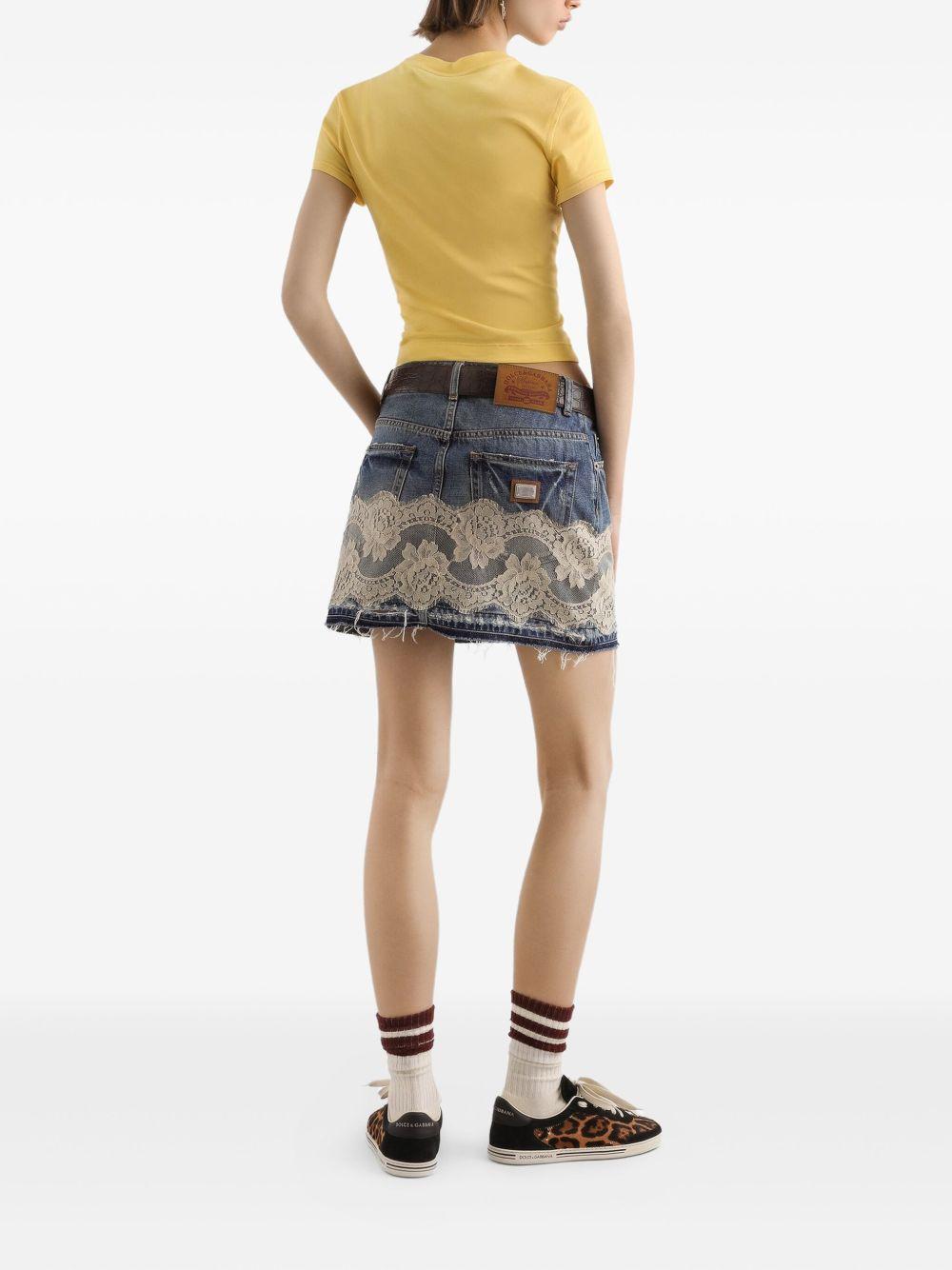 DOLCE e GABBANA Mini gonna in denim con pizzo bianco